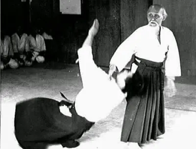 Morihei Ueshiba, O'Sensei, pendiri Aikido, melakukan teknik pada sebuah demonstrasi